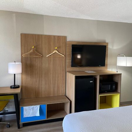 Days Inn By Wyndham Florence Near Civic Center Εξωτερικό φωτογραφία