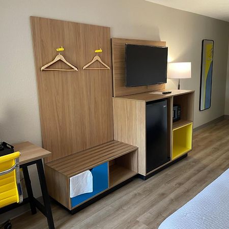 Days Inn By Wyndham Florence Near Civic Center Εξωτερικό φωτογραφία