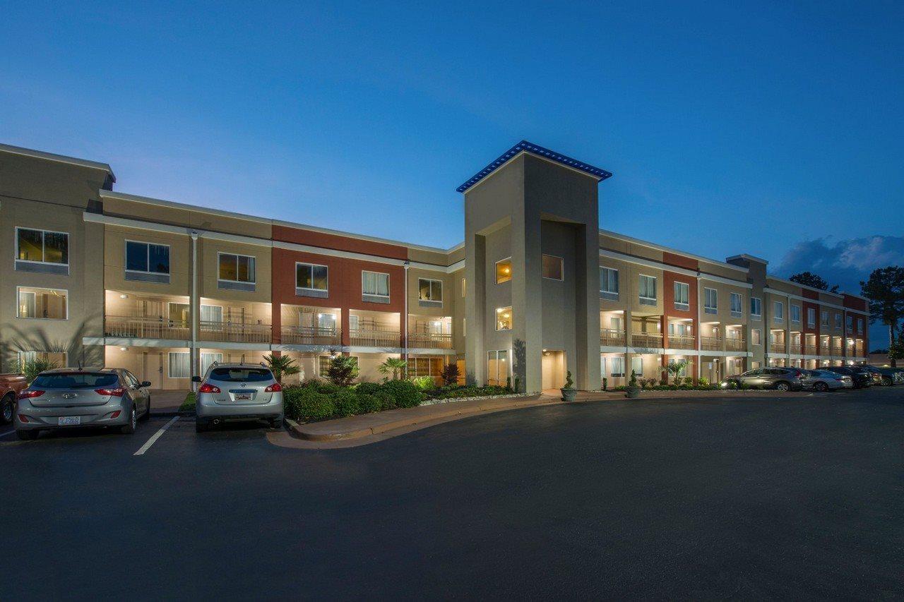 Days Inn By Wyndham Florence Near Civic Center Εξωτερικό φωτογραφία