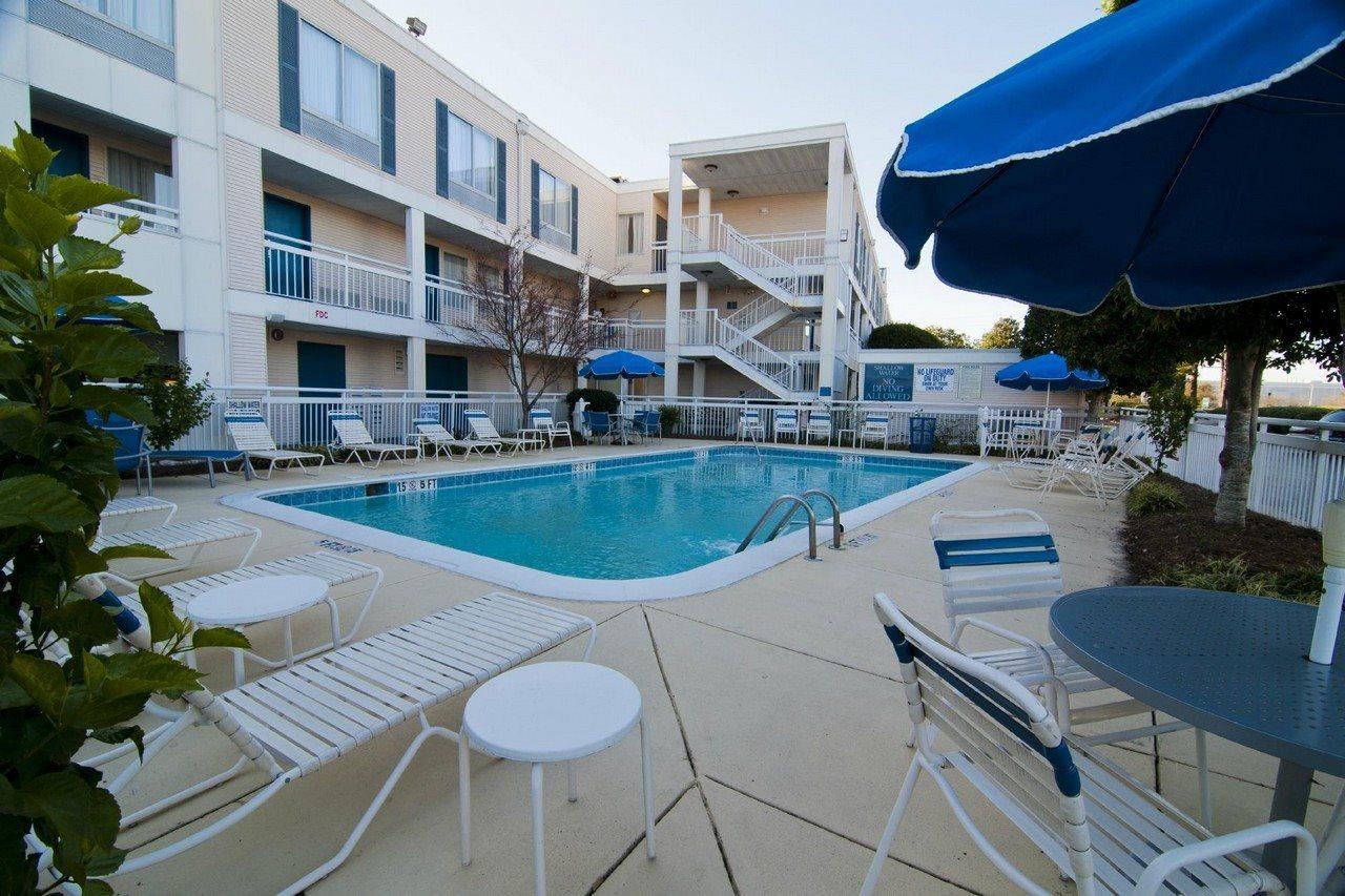Days Inn By Wyndham Florence Near Civic Center Εξωτερικό φωτογραφία