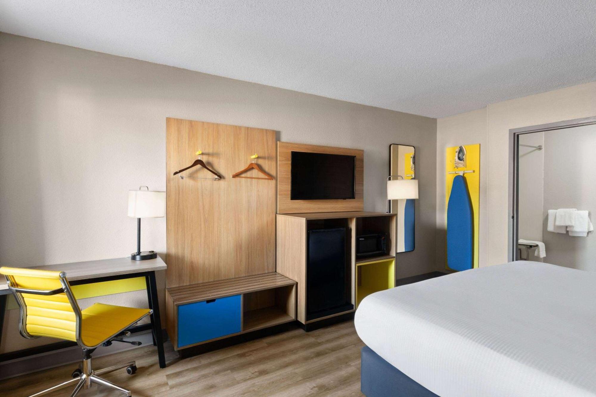 Days Inn By Wyndham Florence Near Civic Center Εξωτερικό φωτογραφία