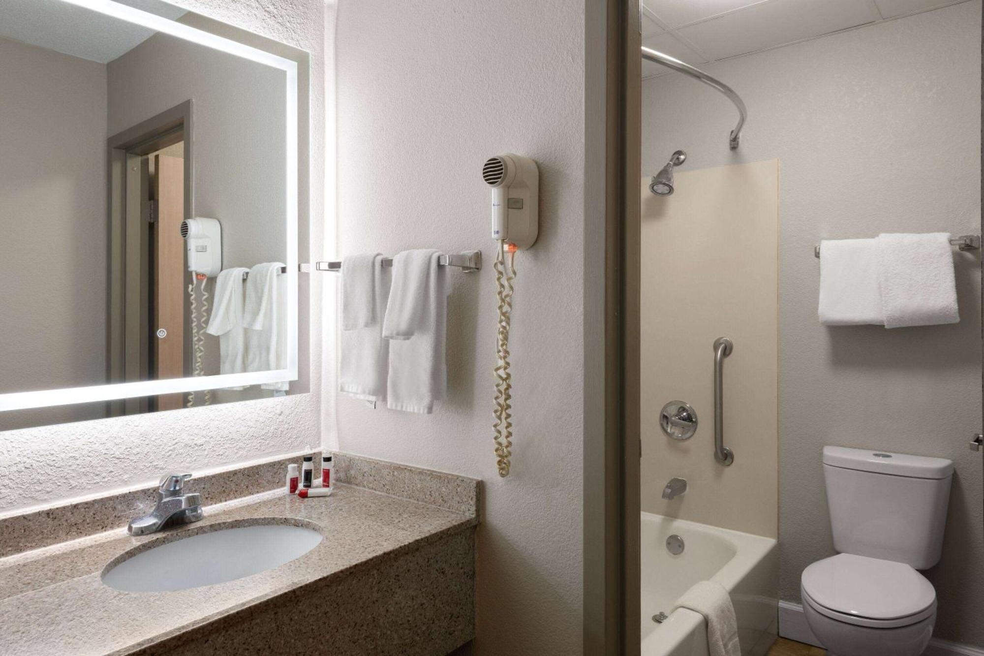 Days Inn By Wyndham Florence Near Civic Center Εξωτερικό φωτογραφία