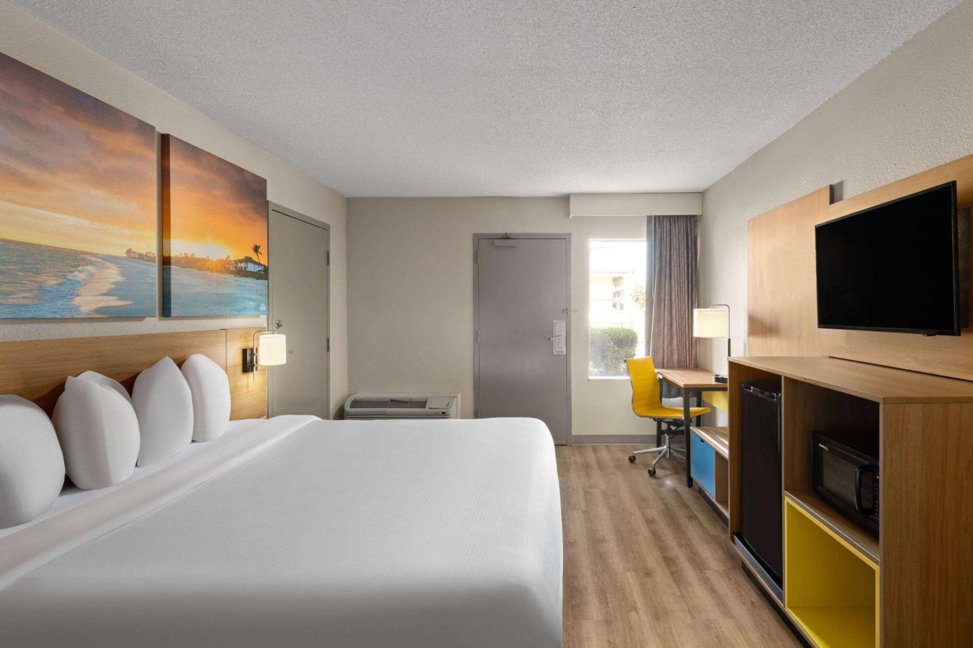 Days Inn By Wyndham Florence Near Civic Center Εξωτερικό φωτογραφία