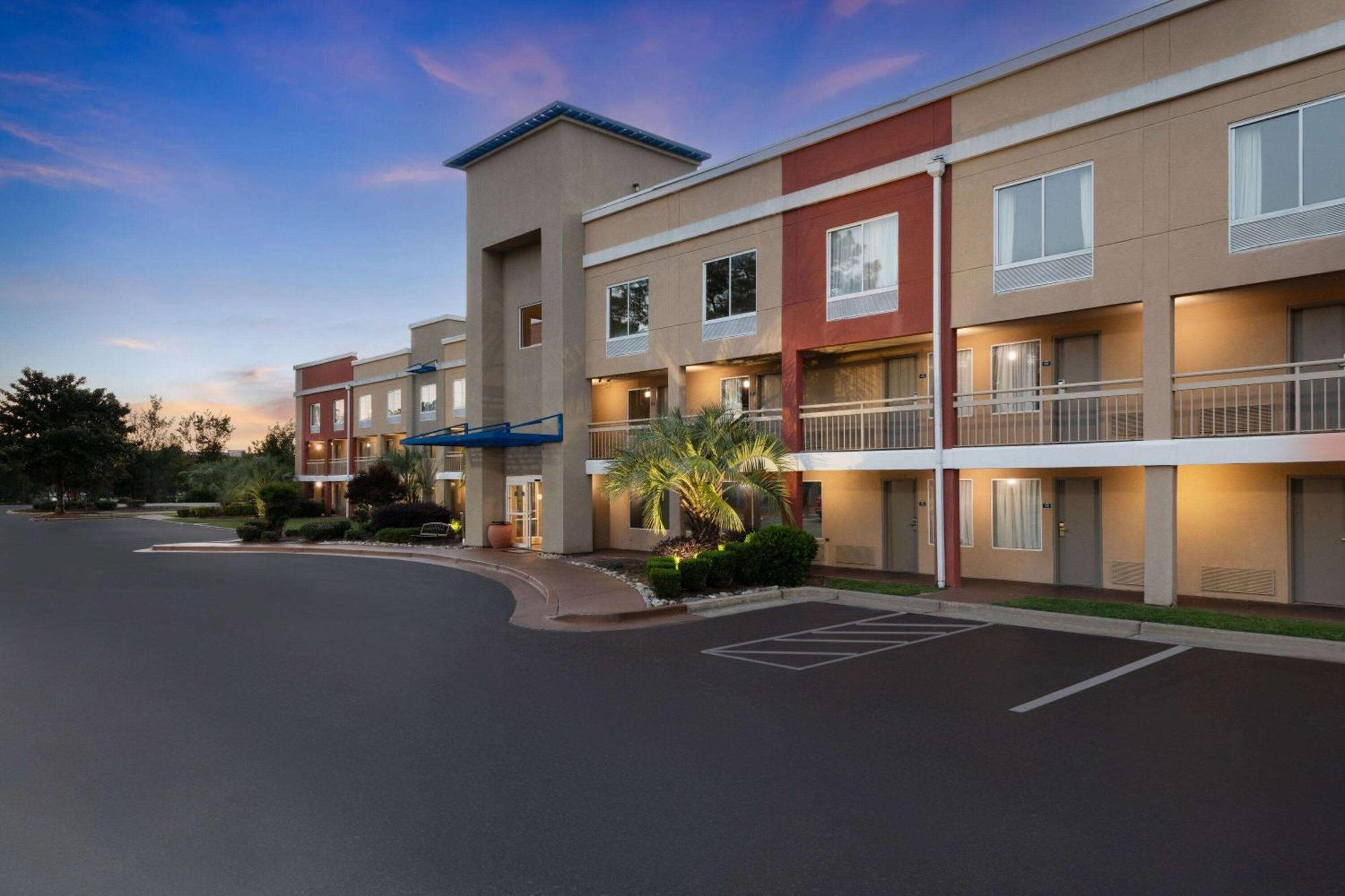 Days Inn By Wyndham Florence Near Civic Center Εξωτερικό φωτογραφία