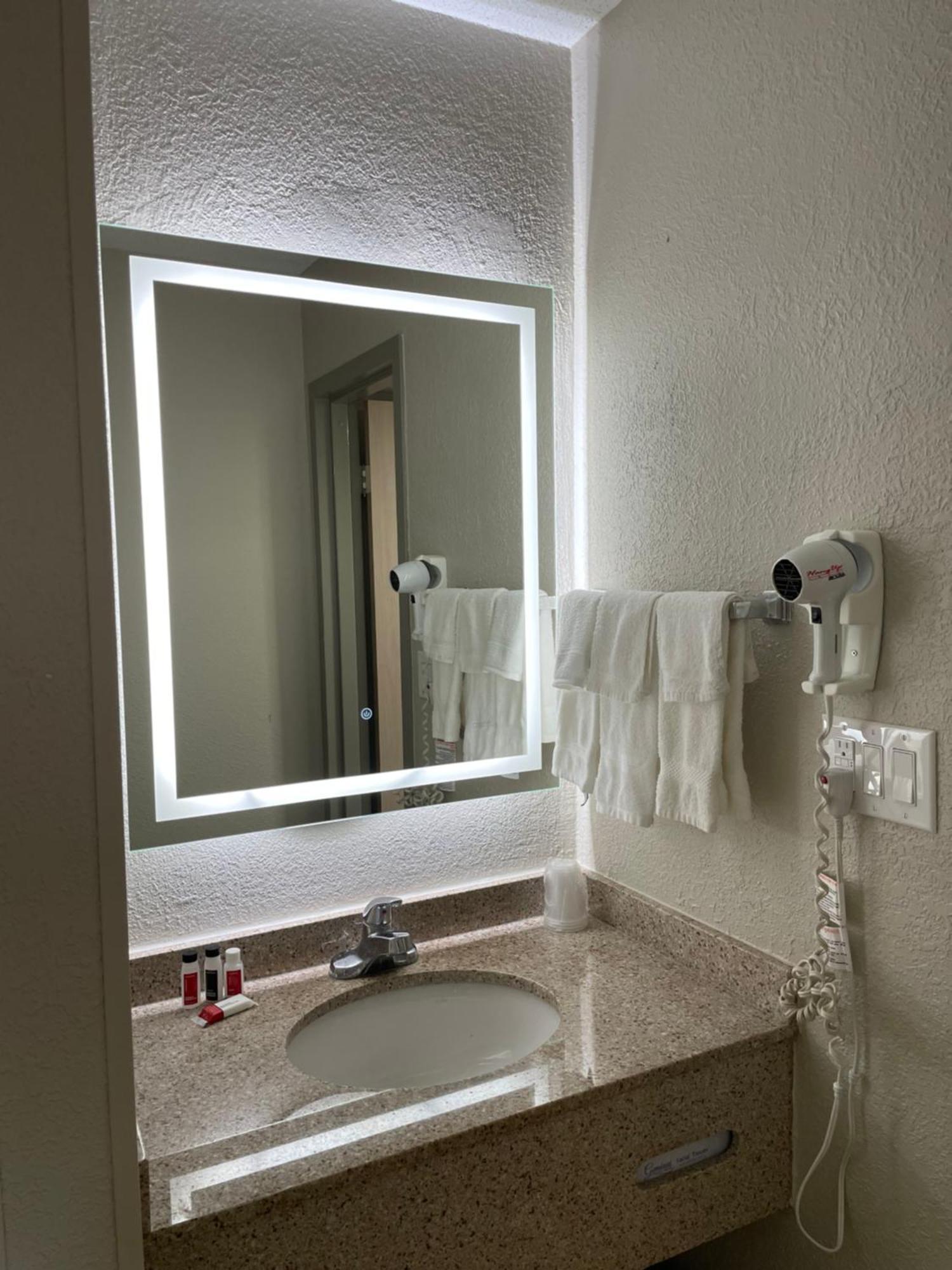 Days Inn By Wyndham Florence Near Civic Center Εξωτερικό φωτογραφία