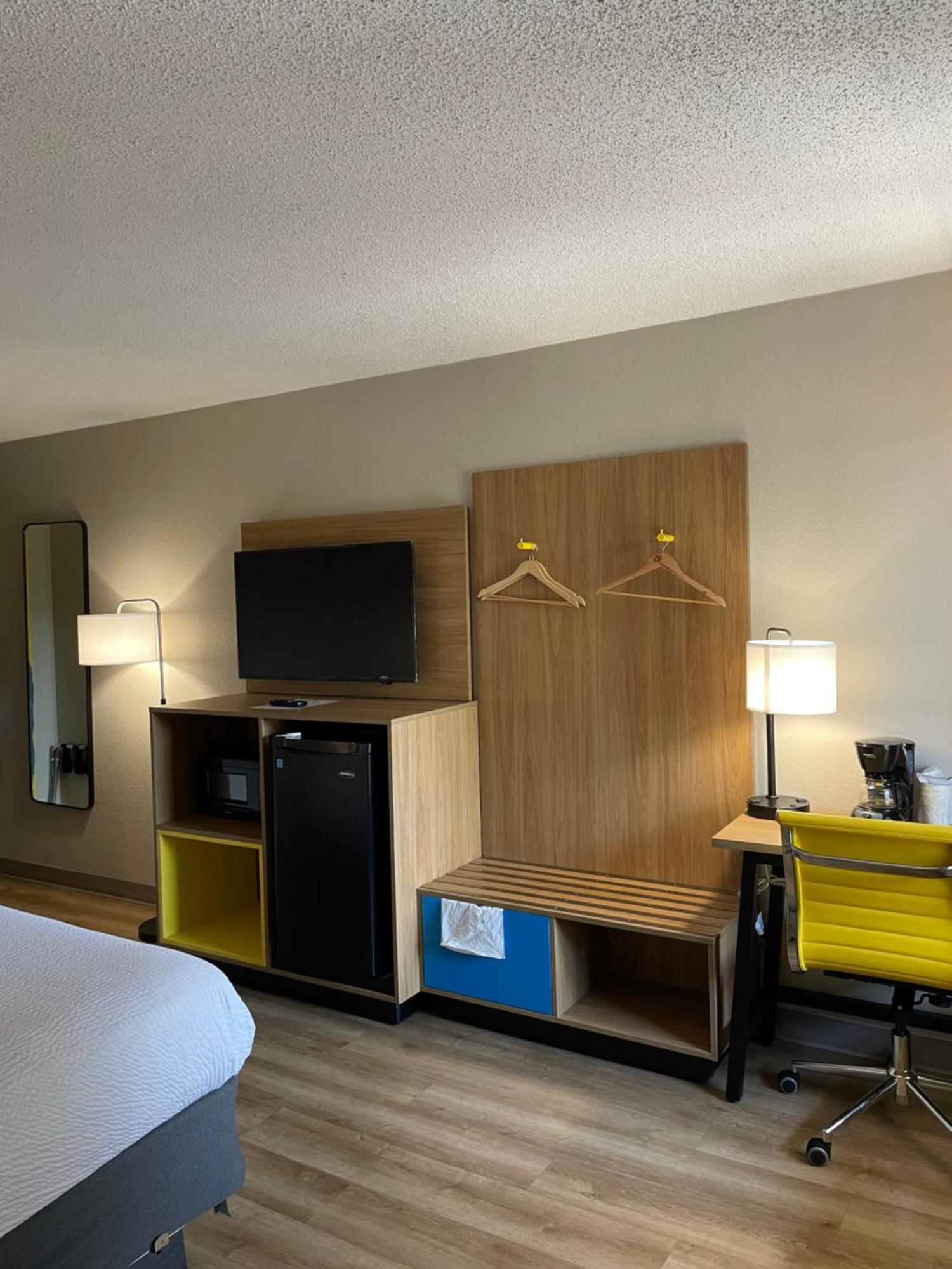 Days Inn By Wyndham Florence Near Civic Center Εξωτερικό φωτογραφία