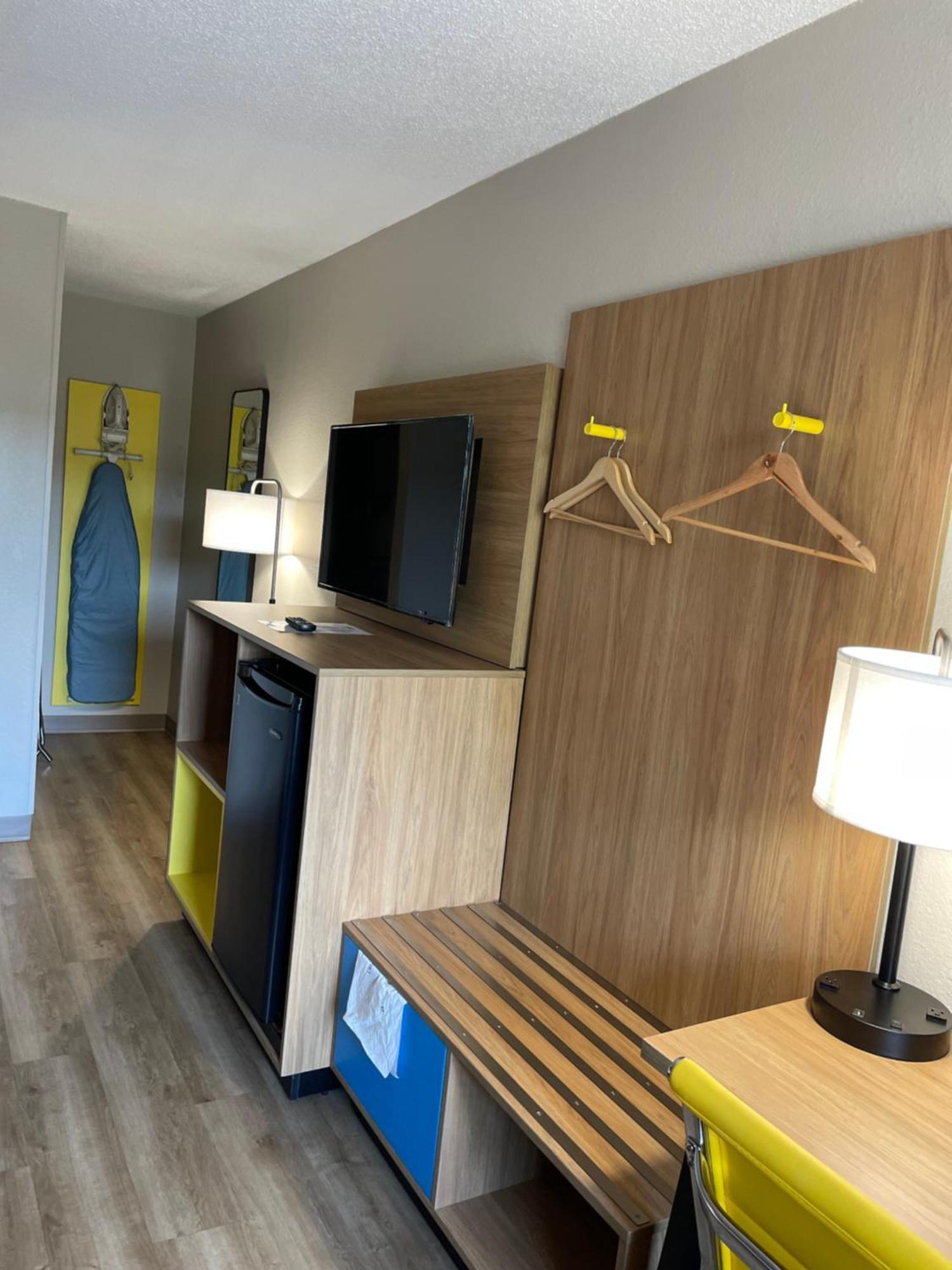 Days Inn By Wyndham Florence Near Civic Center Εξωτερικό φωτογραφία