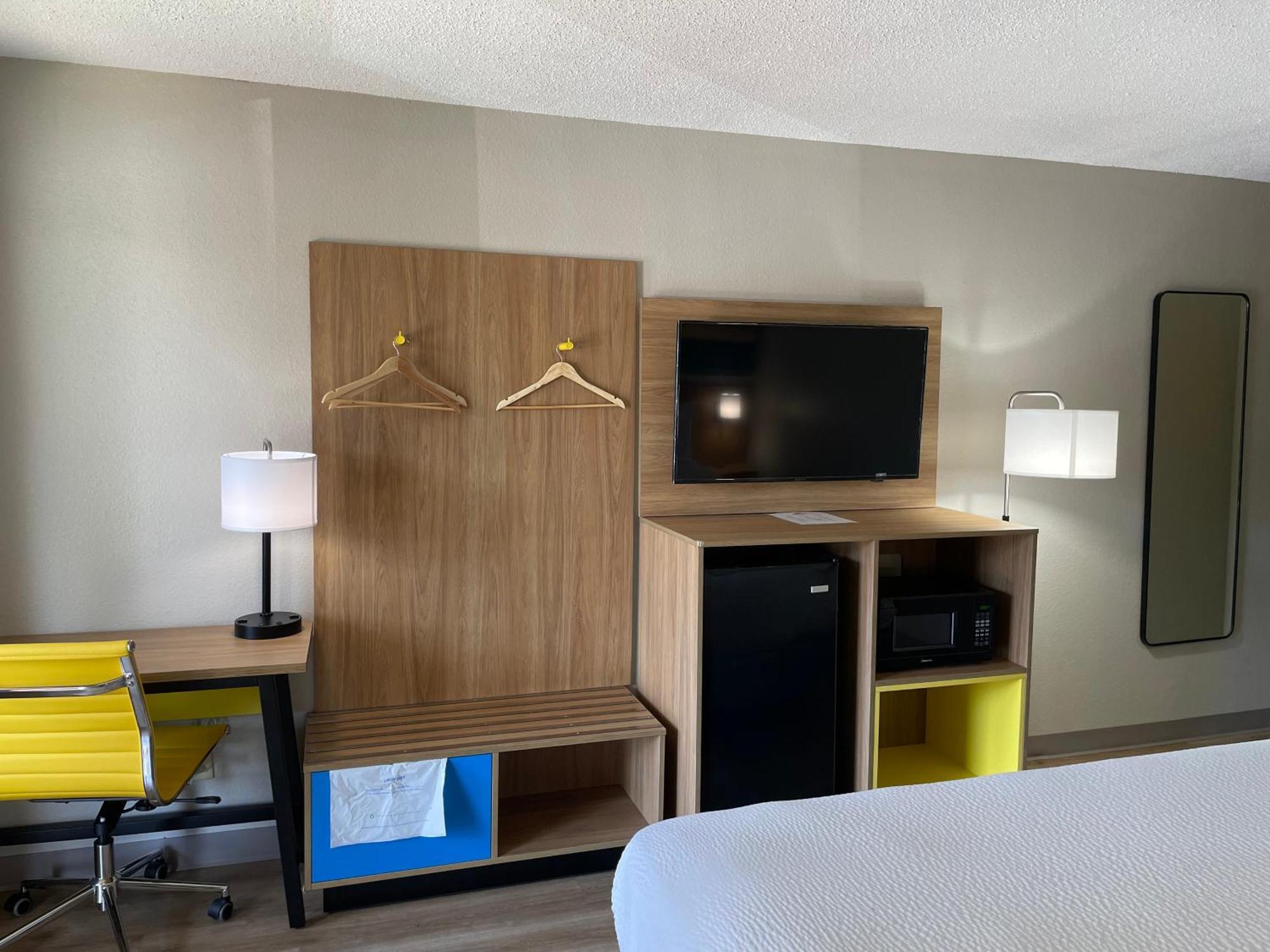 Days Inn By Wyndham Florence Near Civic Center Εξωτερικό φωτογραφία