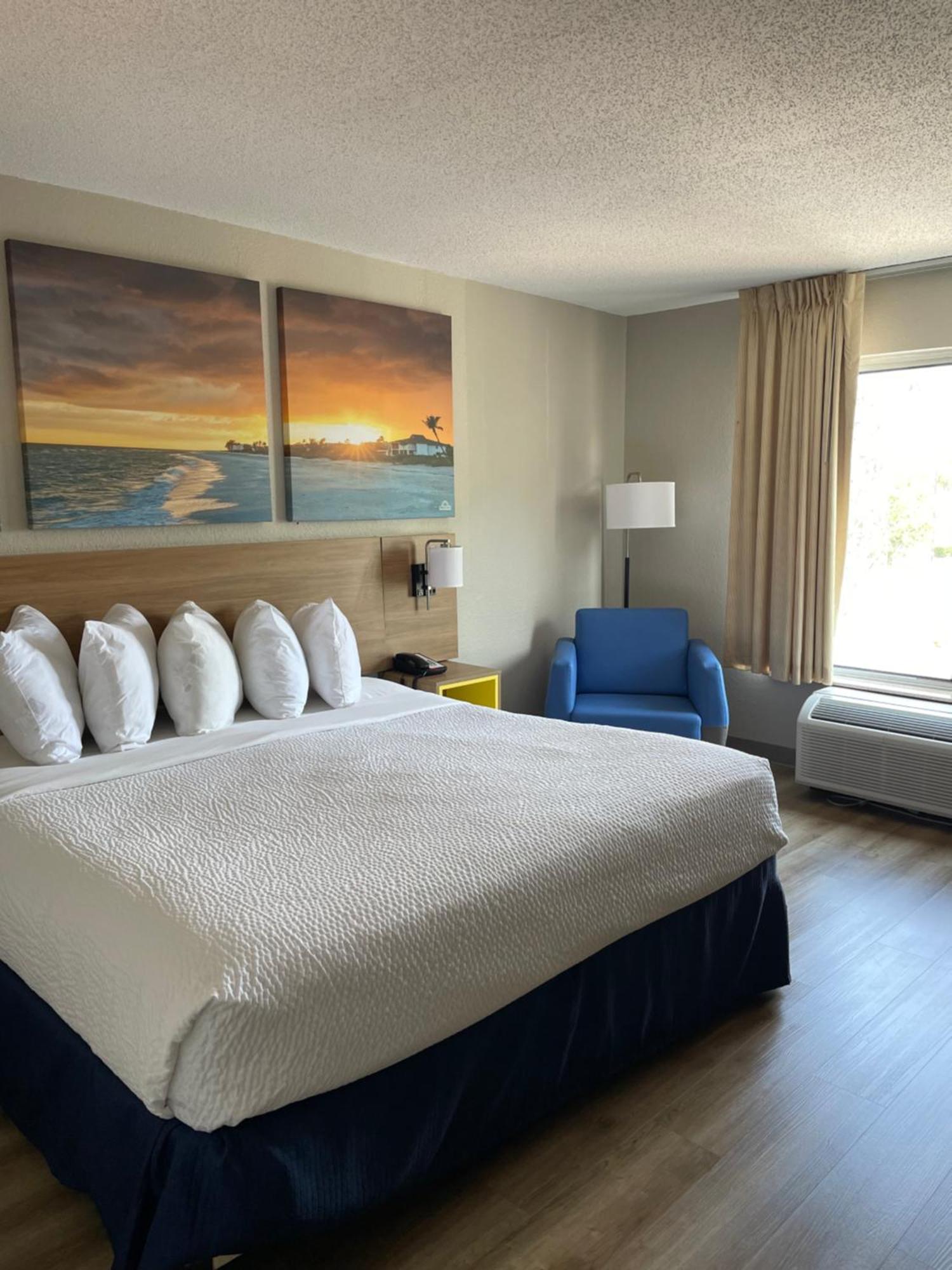 Days Inn By Wyndham Florence Near Civic Center Εξωτερικό φωτογραφία