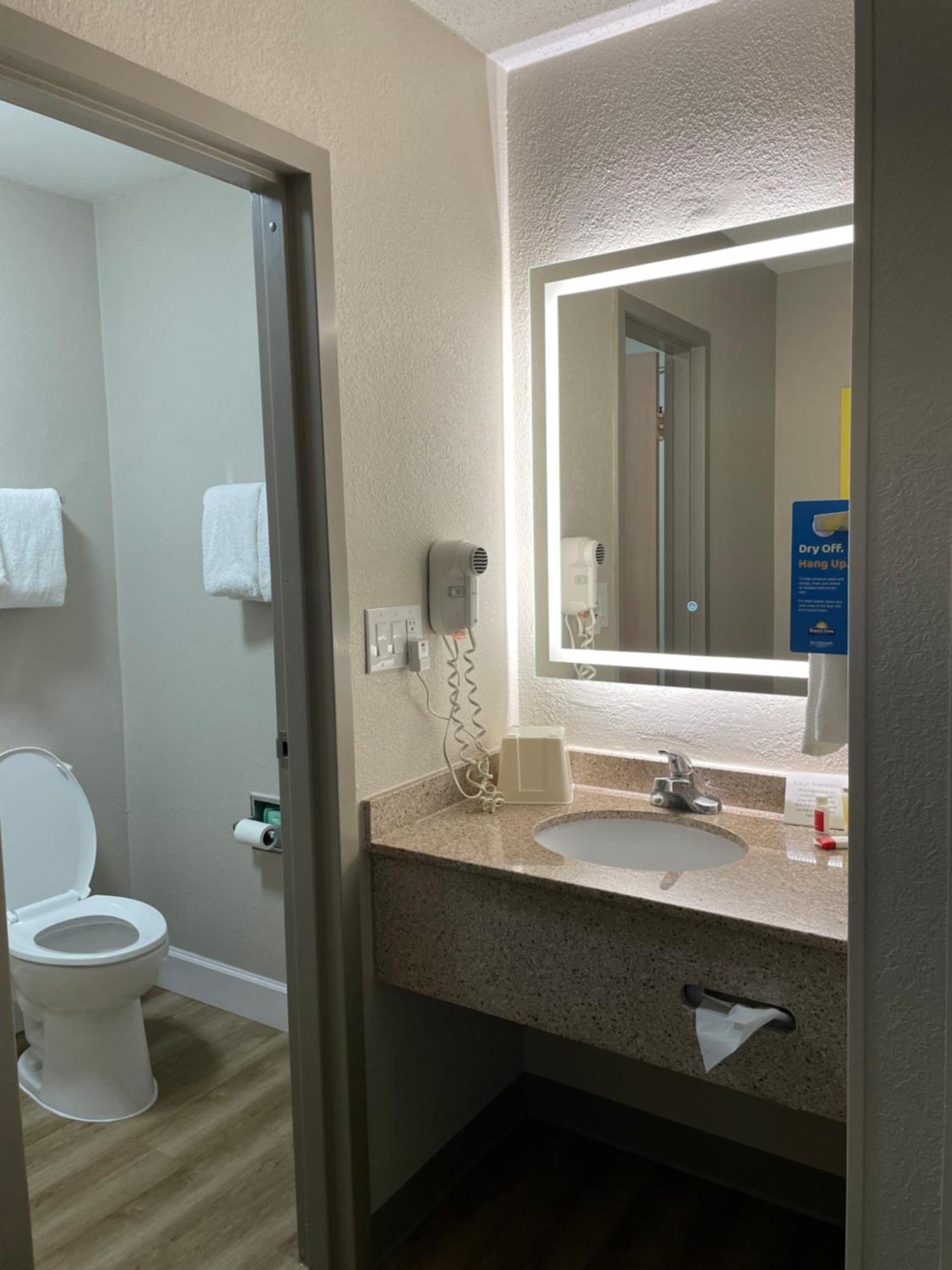 Days Inn By Wyndham Florence Near Civic Center Εξωτερικό φωτογραφία